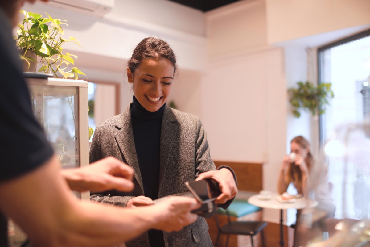 SamsungBizUSA's tweet image. Long airport ✈️ lines aren’t just a passenger problem—they’re a missed revenue opportunity. Bring checkout 💰 to the gate, or the lounge, with roving tap-to-pay and live order boards.

Learn more: smsng.us/MobileSolution

#SamsungBusiness #taptopay #mobilesolutions