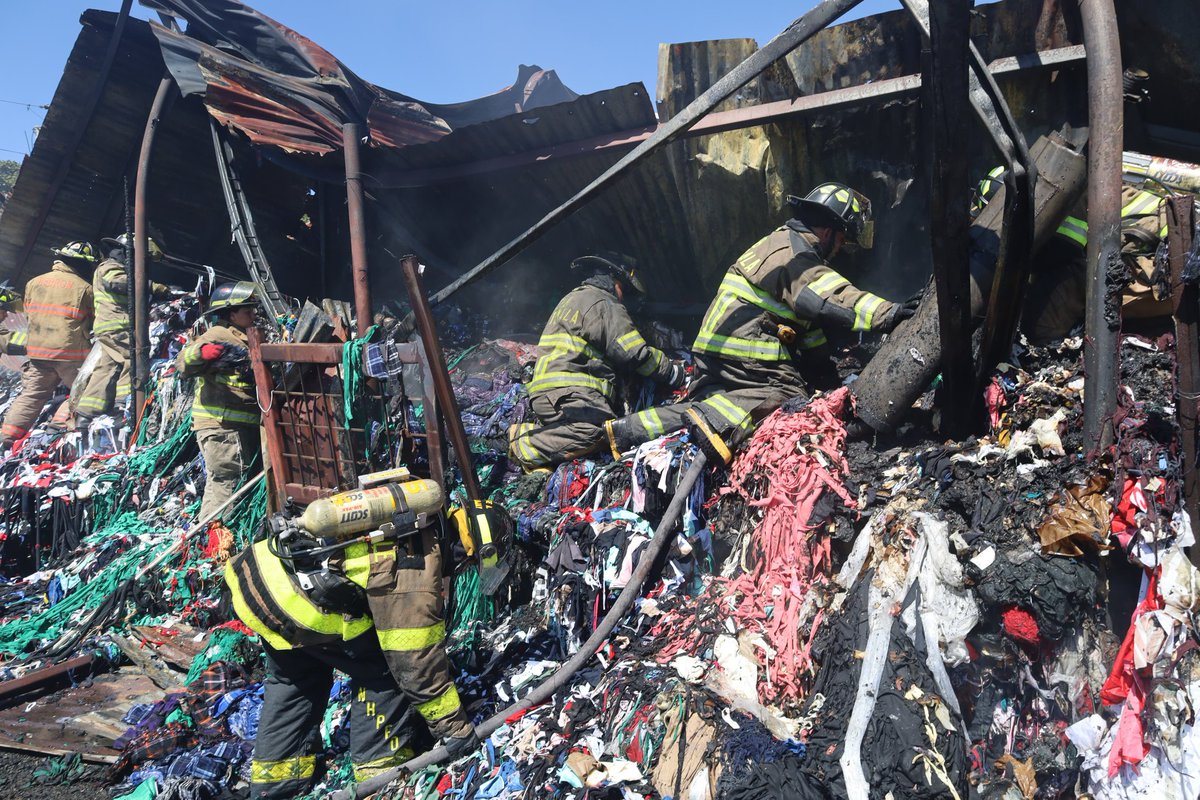 BVoluntariosGT's tweet photo. Se continúa laborando en el incendio de la recicladora en la colonia niño dormido zona 7 capitalina.

Se realizan labores de liquidación y enfriamiento   #CVBalServicio https://t.co/QBDGTGxEKb