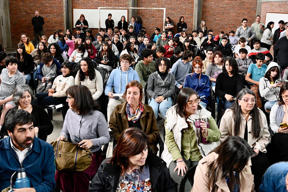 🎓 Lanzamos las becas Butiá “Contigo caminamos los sueños”. Hoy llegan a 14.700 estudiantes y queremos que en 2029 sean 70.000. 

Es apoyo económico, pero sobre todo un pacto para que ningún sueño de estudio se quede por el camino. ✨