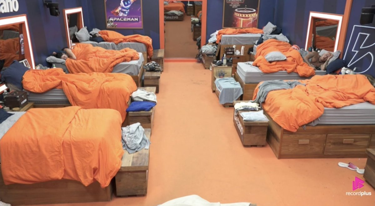 rayfigliuzzi_'s tweet image. Amigas, Ray segue recarregando as energias no quarto 😴🤍 #TeamRay #AFazenda17