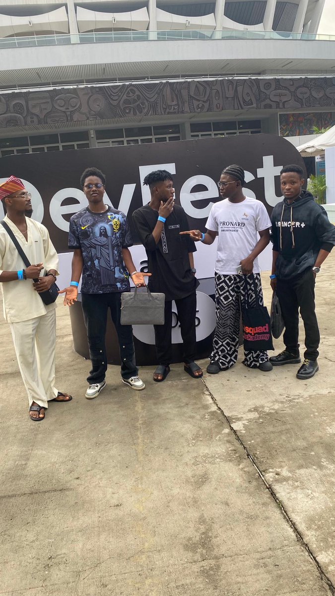 ladicodez's tweet image. Day 4 at @gdglagos peak sessions fr and yeah, met my idolos @aphrotee__ @richsongocrazy @theactualdev