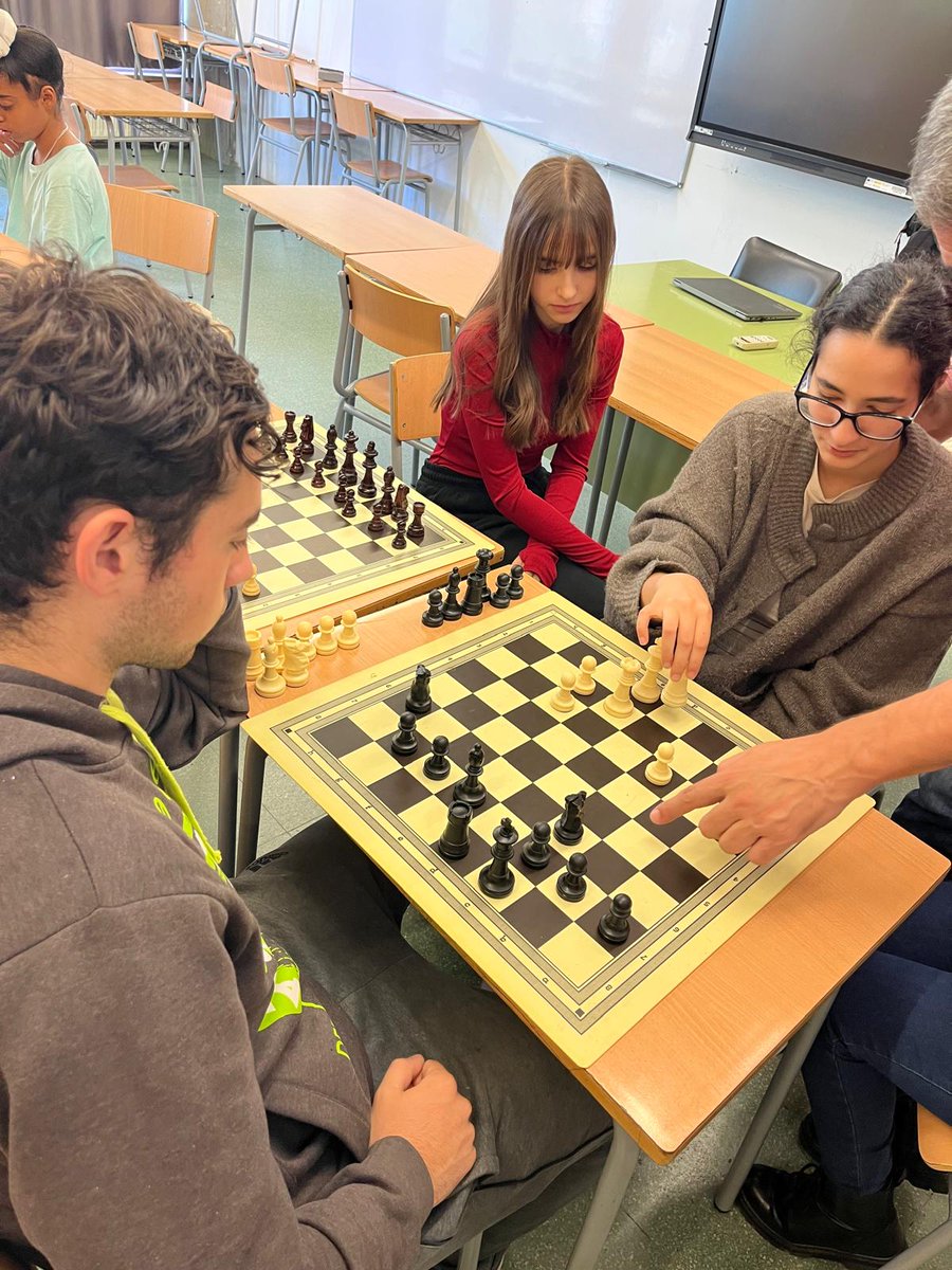 Patis d’escacs a l’Institut Ramon Coll i Rodés♟️ agora.xtec.cat/iesramoncoll/g…