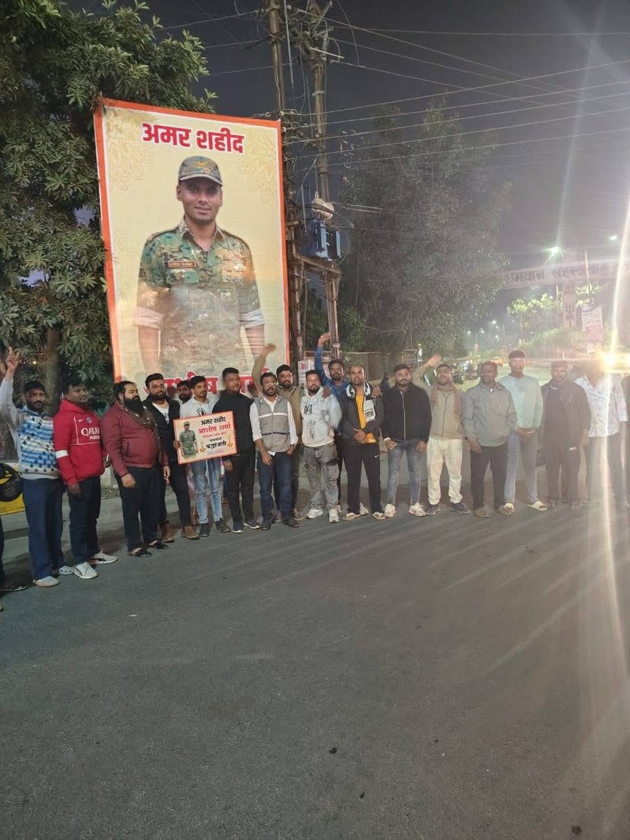 saurabh2615's tweet image. आज युवा कांग्रेस बालाघाट ने कैंडल लाइट श्रद्धांजलि के माध्यम से इस वीर सपूत को नमन किया। यह सिर्फ़ श्रद्धांजलि नहीं, बल्कि उस जज़्बे को सलाम है जो मातृभूमि के लिए जीवन तक न्यौछावर कर देता है।

देश ऐसे सपूतों के साहस से सुरक्षित है 
और राष्ट्र ऐसे वीरों का ऋणी रहेगा।

जय हिंद।