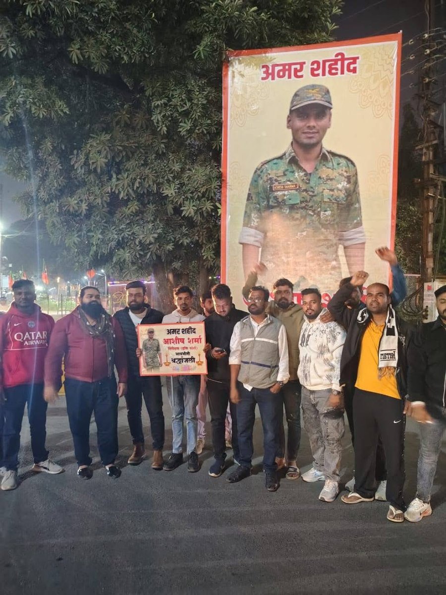 saurabh2615's tweet image. आज युवा कांग्रेस बालाघाट ने कैंडल लाइट श्रद्धांजलि के माध्यम से इस वीर सपूत को नमन किया। यह सिर्फ़ श्रद्धांजलि नहीं, बल्कि उस जज़्बे को सलाम है जो मातृभूमि के लिए जीवन तक न्यौछावर कर देता है।

देश ऐसे सपूतों के साहस से सुरक्षित है 
और राष्ट्र ऐसे वीरों का ऋणी रहेगा।

जय हिंद।