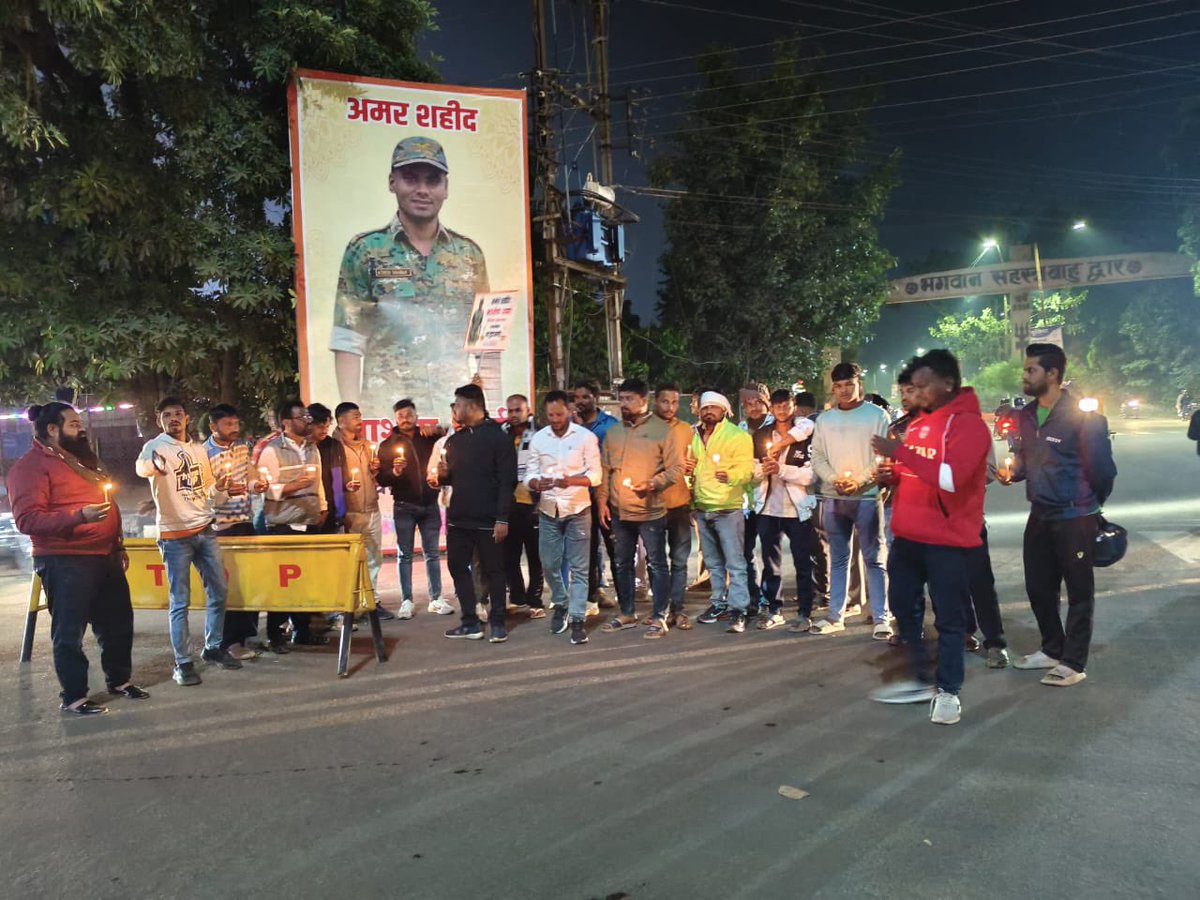 saurabh2615's tweet image. आज युवा कांग्रेस बालाघाट ने कैंडल लाइट श्रद्धांजलि के माध्यम से इस वीर सपूत को नमन किया। यह सिर्फ़ श्रद्धांजलि नहीं, बल्कि उस जज़्बे को सलाम है जो मातृभूमि के लिए जीवन तक न्यौछावर कर देता है।

देश ऐसे सपूतों के साहस से सुरक्षित है 
और राष्ट्र ऐसे वीरों का ऋणी रहेगा।

जय हिंद।
