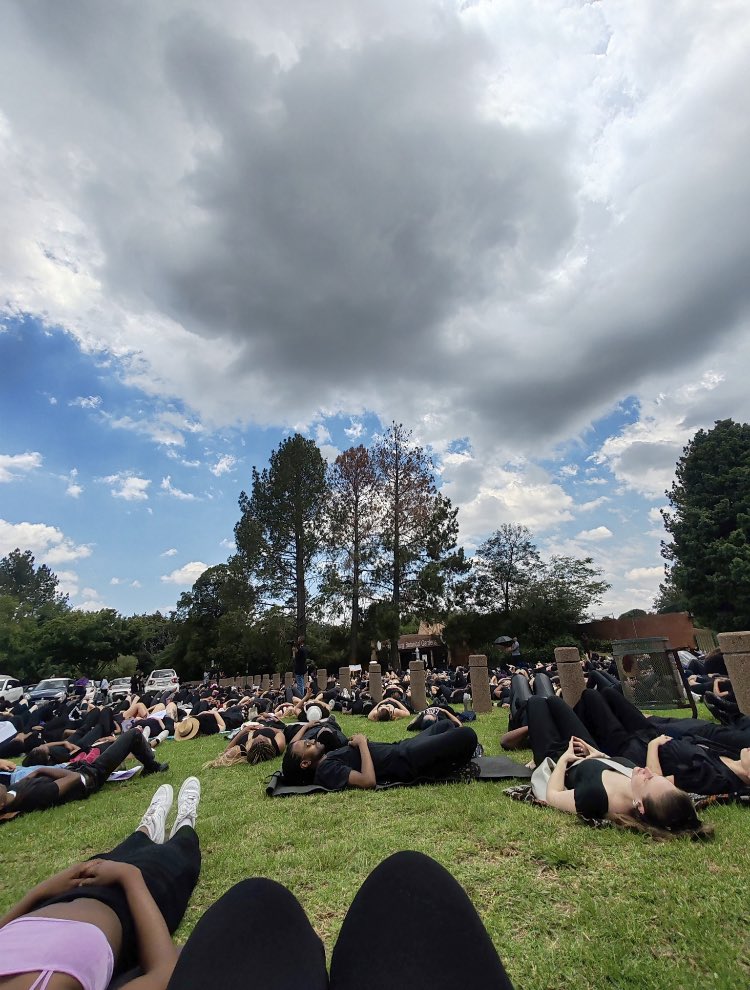 pnlr_afrofem's tweet image. Nous sommes aux côtés de nos sœurs d’Afrique du Sud aujourd’hui &amp;lt;33

Une journée où elles arrêtent le travail, boycottent la consommation et se couchent en silence pour dénoncer les violences masculines &amp;amp; les féminicides.
 
Sans femmes, le pays s’arrête.✊🏿🇿🇦💜 
#WomenShutdown