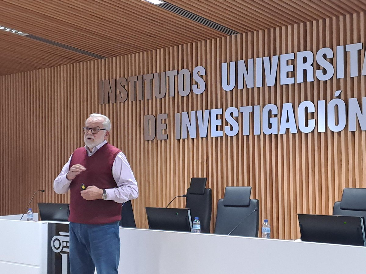 Ayer celebramos la jornada “Innovar para Inspirar” con 110 estudiantes de Bachillerato, disfrutando de talleres de VR, Robótica, IA, 5G e Impresión 3D. También se renovó la <a href="/CatedraUEXOeste/">Cátedra UEX Oeste</a> y escuchamos una inspiradora conferencia sobre biodiversidad.
🆕👉bit.ly/4a36lFt