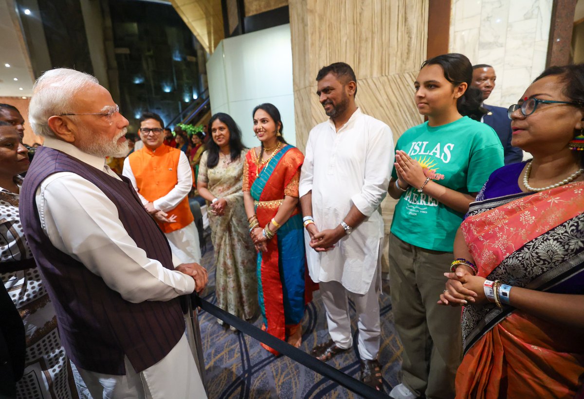 narendramodi's tweet image. Met the winners of the Bharat Ko Janiye (Know India) Quiz in South Africa. This Quiz encourages members of our diaspora to learn more about India’s history, culture and more. It truly strengthens our diaspora’s connect with India.