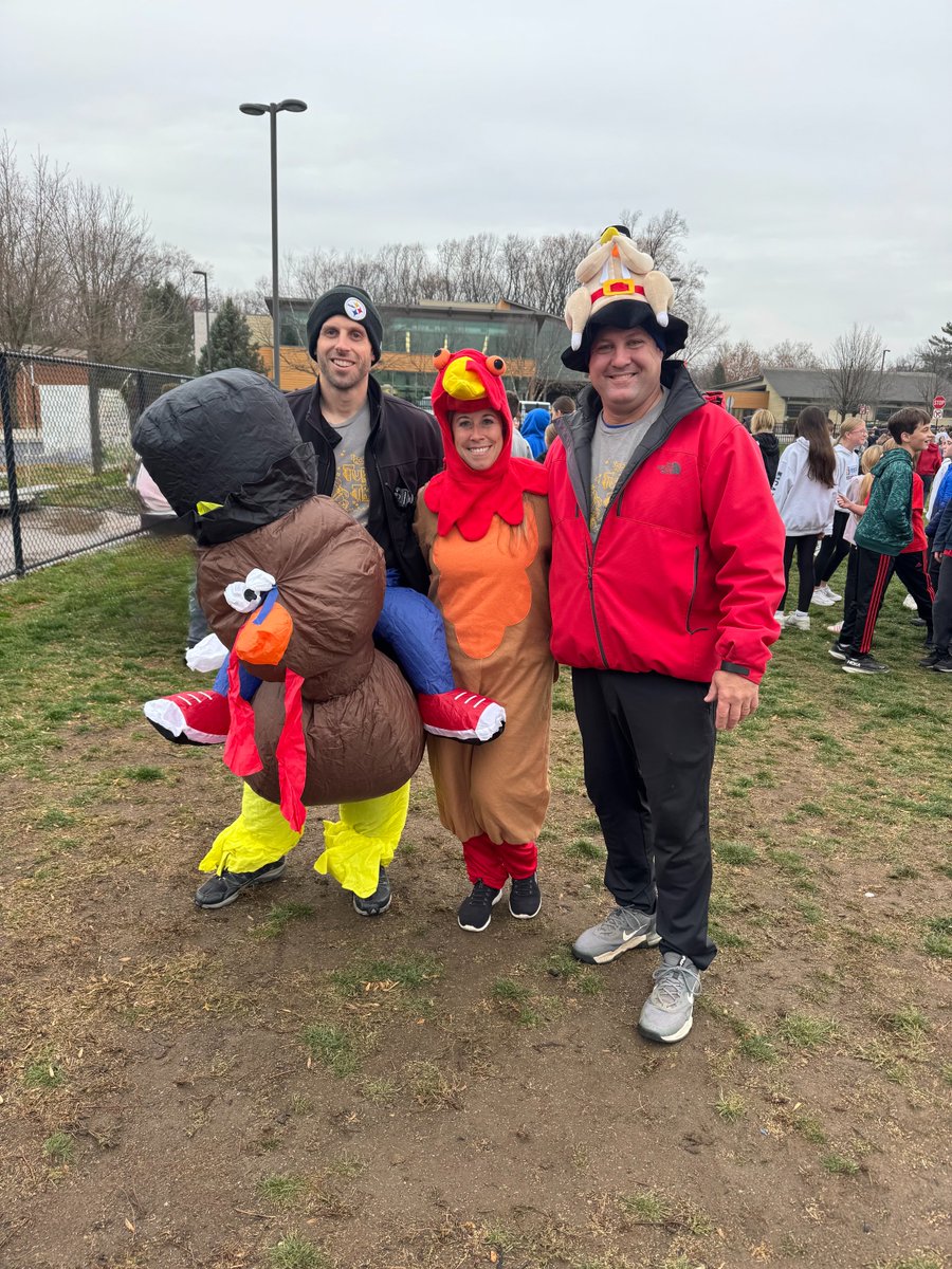SpringfieldSD's tweet image. Over 100 participants raised $1000+ for this year&apos;s ETR Turkey Trot to help families in our area. 
T-shirt design: Raisil Joseph
Winners: 
6th grade Richard Cortese, Abagail Dawson
7th graders Ryan Lavery, Claire Cortese
 8th graders Joshiah Washington, Maureen Denney.
