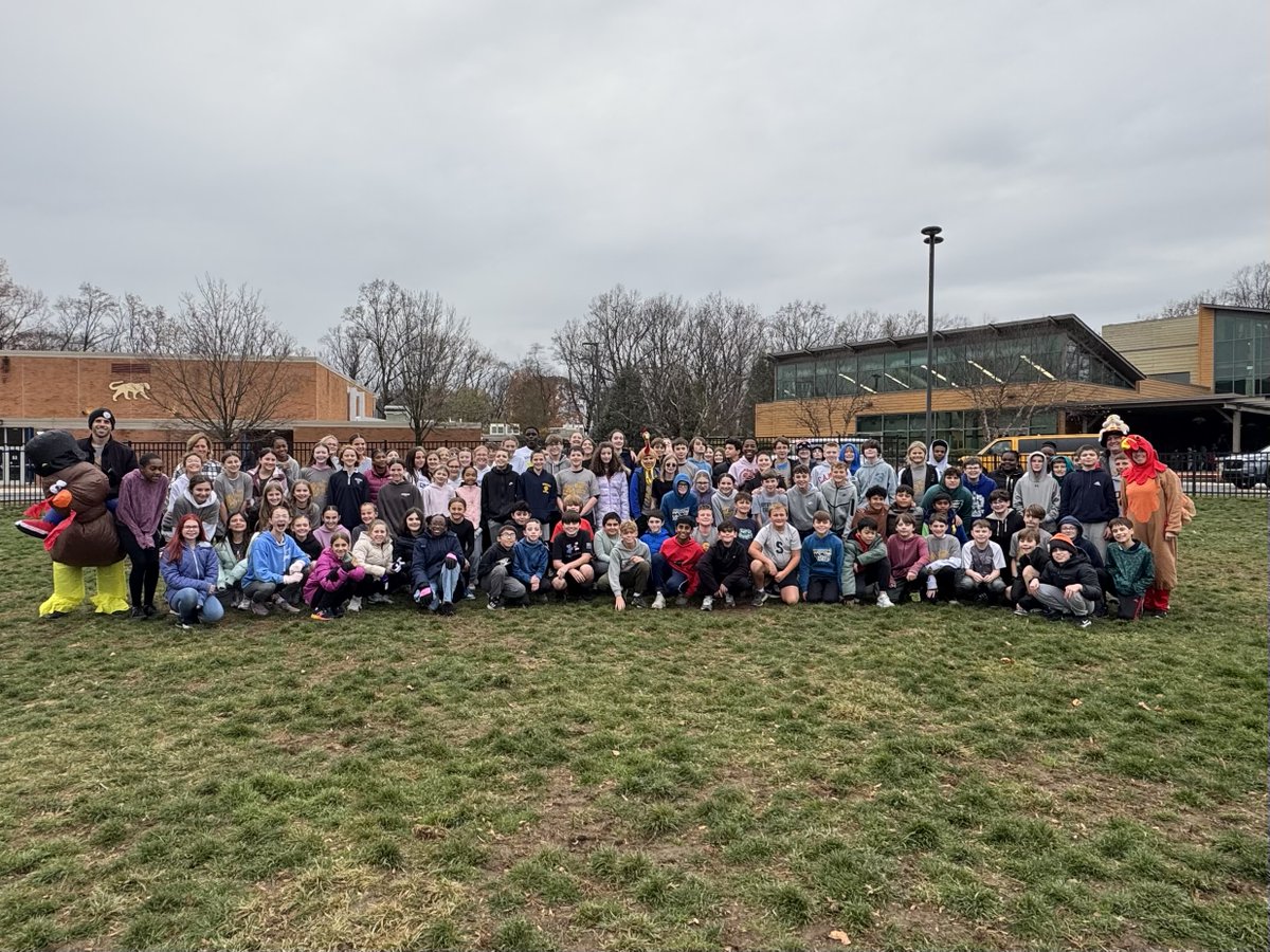 SpringfieldSD's tweet image. Over 100 participants raised $1000+ for this year&apos;s ETR Turkey Trot to help families in our area. 
T-shirt design: Raisil Joseph
Winners: 
6th grade Richard Cortese, Abagail Dawson
7th graders Ryan Lavery, Claire Cortese
 8th graders Joshiah Washington, Maureen Denney.