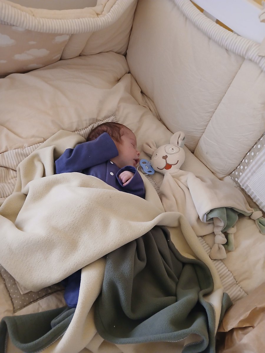 Una chonga de mi hermano le regaló un peluche de apego a Felipe. Cuando me lo trae me dice "Nena, te traje un regalo que me dieron pero no sé qué es, parece un trapo de piso" jajaja desde ese momento Fantasmín, alias Trapo de Piso, duerme en la cuna de Felipe.