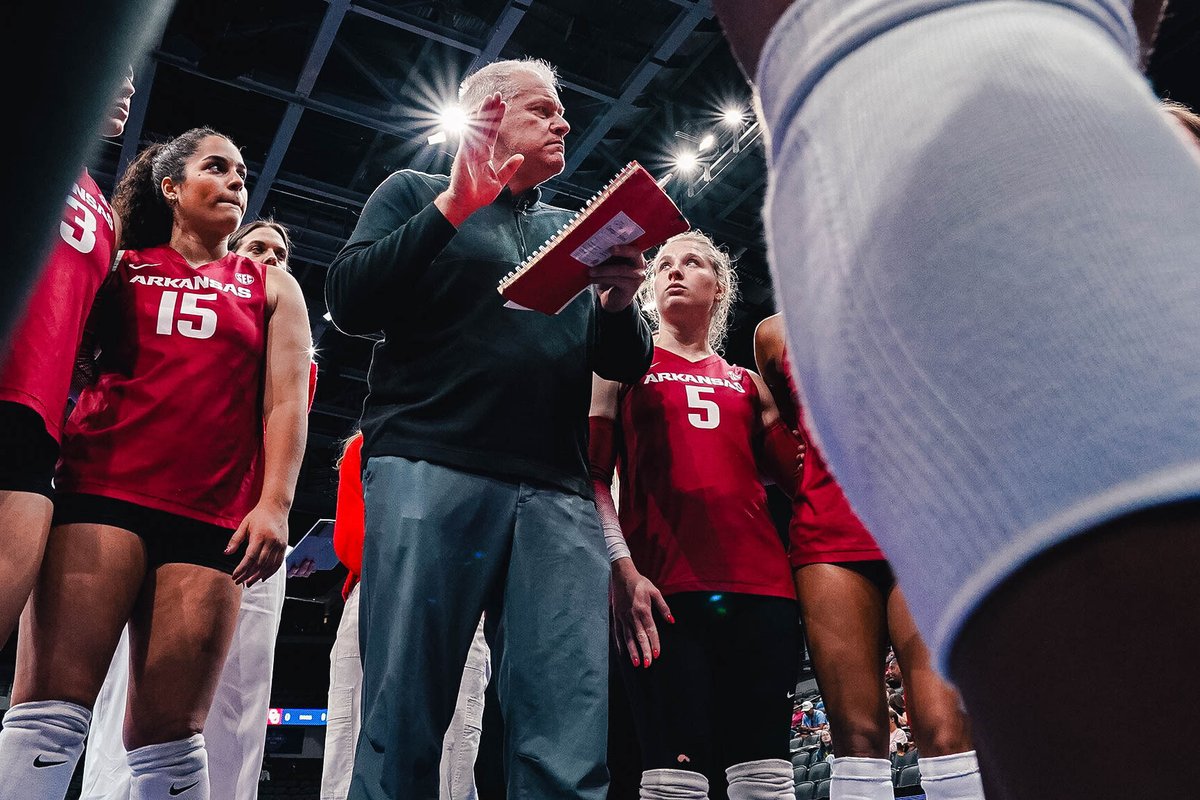 RazorbackVB's tweet image. S3 | Sooners jump out to a quick 7-2 lead and we&apos;ll call time.