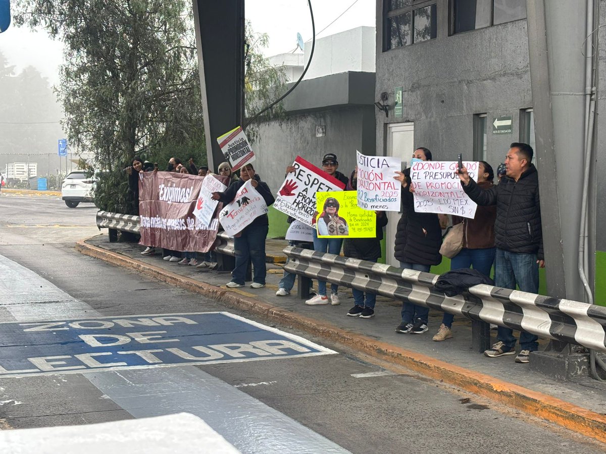 JornadaEdomex's tweet image. 🚨Maestros  y Maestras del #SMSEM se manifiestan tomando la caseta El Dorado en la autopista #Atlacomulco- #Toluca, al momento dan paso libre a todos los conductores 

📷: Emilio Varela