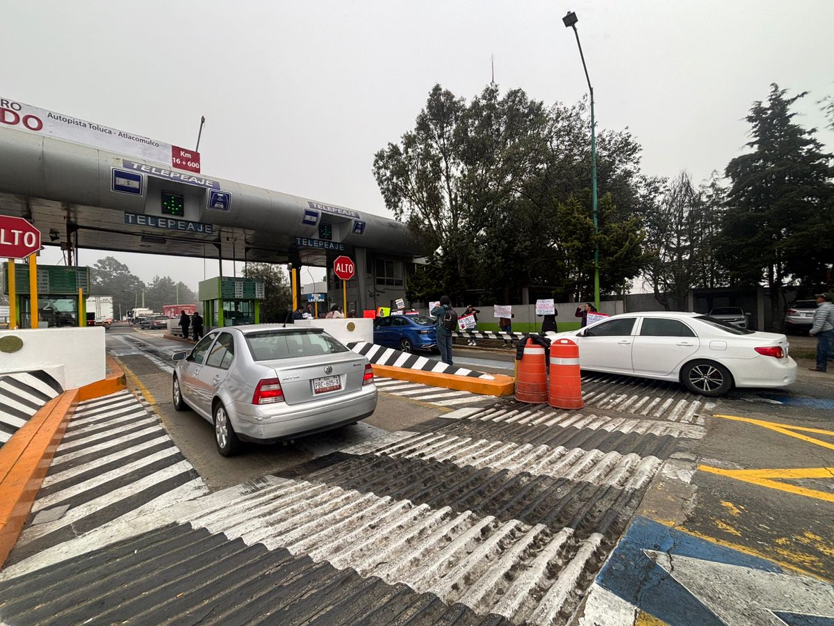 JornadaEdomex's tweet image. 🚨Maestros  y Maestras del #SMSEM se manifiestan tomando la caseta El Dorado en la autopista #Atlacomulco- #Toluca, al momento dan paso libre a todos los conductores 

📷: Emilio Varela