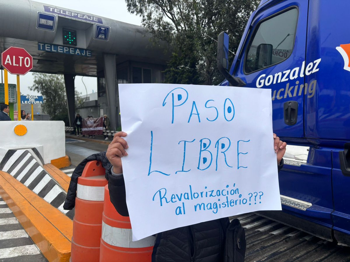 JornadaEdomex's tweet image. 🚨Maestros  y Maestras del #SMSEM se manifiestan tomando la caseta El Dorado en la autopista #Atlacomulco- #Toluca, al momento dan paso libre a todos los conductores 

📷: Emilio Varela