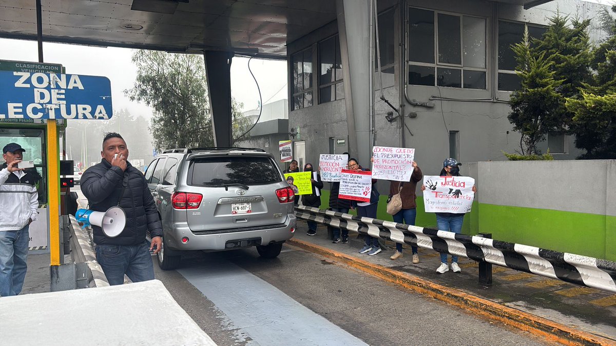 JornadaEdomex's tweet image. 🚨Maestros  y Maestras del #SMSEM se manifiestan tomando la caseta El Dorado en la autopista #Atlacomulco- #Toluca, al momento dan paso libre a todos los conductores 

📷: Emilio Varela