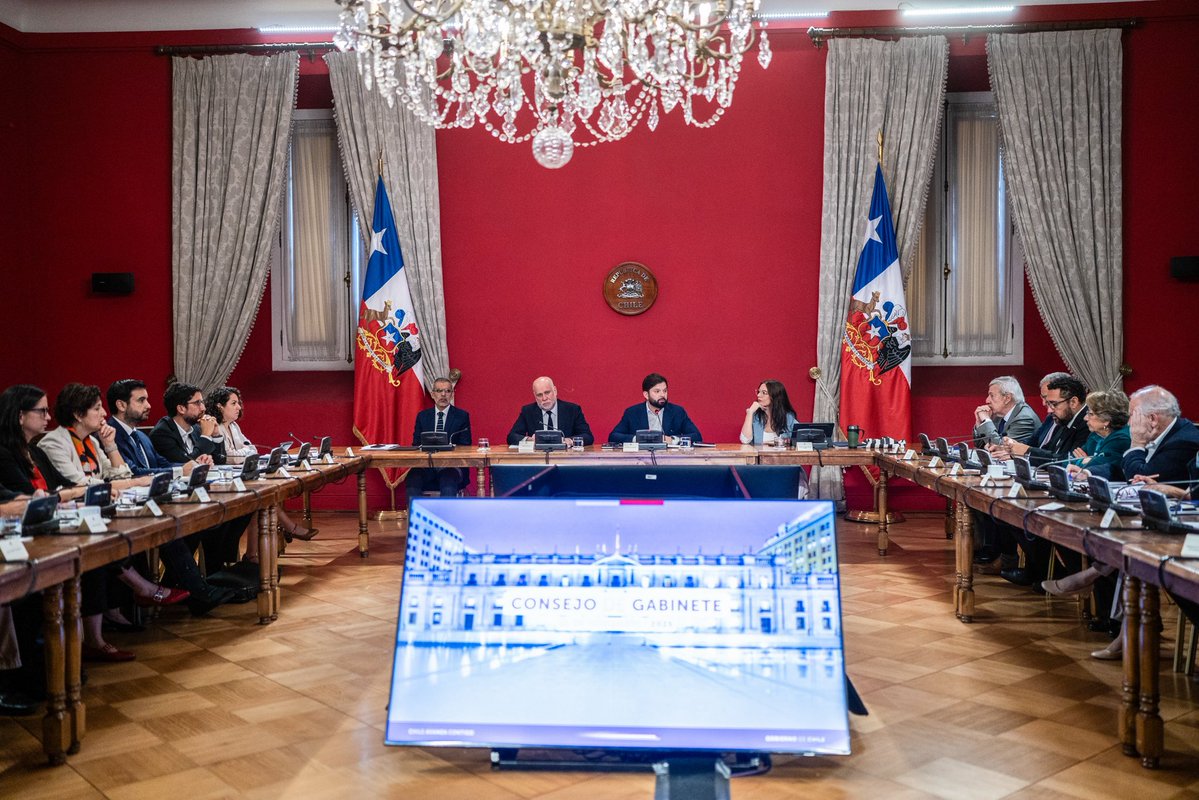 El biministro Álvaro García, junto a ministras y ministros del <a href="/GobiernodeChile/">Gobierno de Chile</a>, participó en un nuevo Consejo de Gabinete liderado por el Presidente Gabriel Boric, instancia en la que se destacó la tramitación del Presupuesto 2026 en el Congreso, entre otros temas.