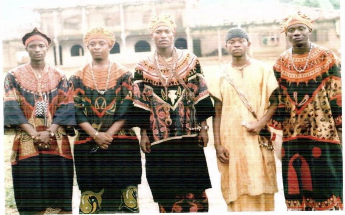 GraffiPikin's tweet image. The 2000s was the perfect blend of modernity and tradition for a lot of cultures,

Especially the Graffi Culture.
You could still identify the CORE.

I don’t know about now, though…
#Grassfields #Graffi #Cameroon