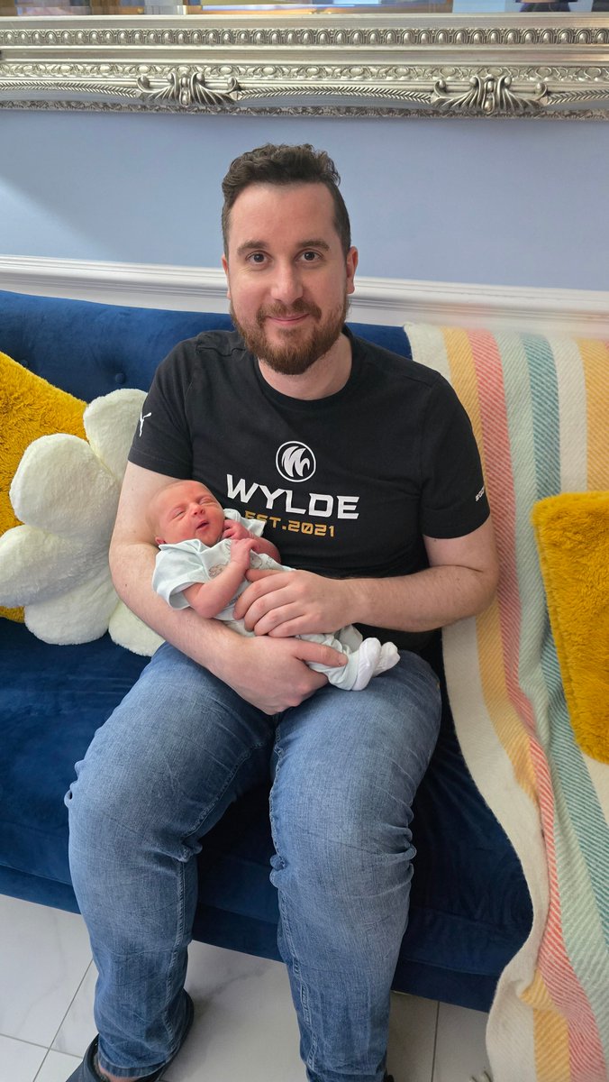 QueenieandBlue's tweet photo. Happy Friday folks ✌️

I'm live leaving tiny baby Amelia with giant dude Blue to come and chat to all you guys, show off our new Twitch widgets and then later showcasing the brand new action RTS game #MUDarkEpoch!

🌸https://t.co/DBORJ37cTY #ad https://t.co/raO9WITvlC