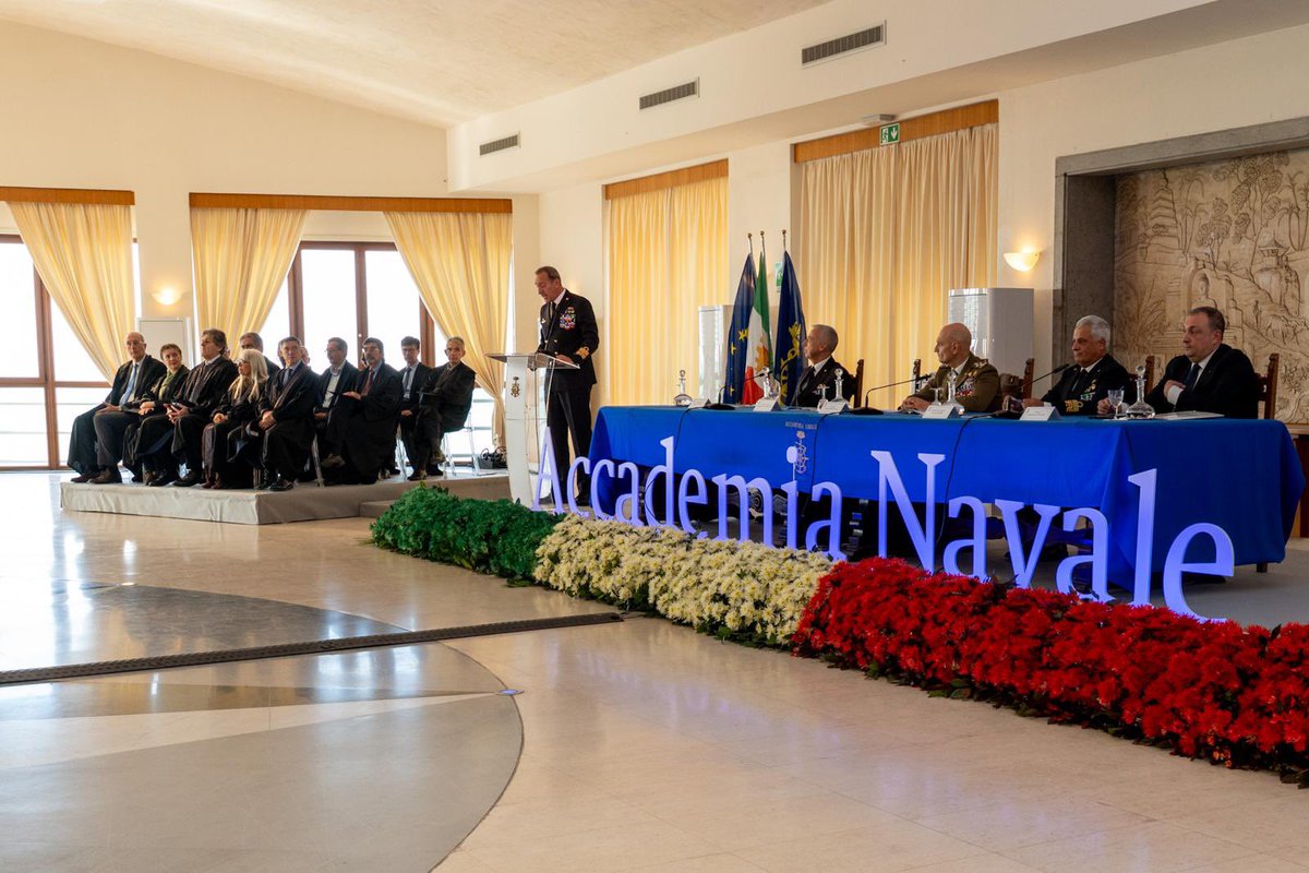 ItalianNavy's tweet photo. Cerimonia di apertura dell'Anno Accademico 2025-2026 a Livorno in Accademia Navale, alla presenza del #CSMD Generale Luciano Portolano, #CSMM amm. Giuseppe Berutti Bergotto e il #Comscuole amm. Stefano Barbieri.
Così il #CSMM: In un’epoca di rapidi mutamenti tecnologici e strategici, la conoscenza è la prima arma di difesa: per questo investiamo costantemente nella qualità della didattica, nella ricerca e nell’innovazione, in stretta collaborazione con il mondo accademico e industriale nazionale.
Studiare, approfondire, mettersi in gioco: non sono solo doveri accademici, sono atti di leadership. Chi serve nella Difesa deve saper pensare, decidere, agire. Non basta eseguire: bisogna guidare.
La #MarinaMilitare è oggi impegnata in un ambizioso processo di rinnovamento e digitalizzazione: piattaforme di nuova generazione, sistemi di comando e controllo avanzati, droni aerei e subacquei, intelligenza artificiale per la sorveglianza e la logistica.
Queste innovazioni non sostituiscono l’uomo, ma ne amplificano le capacità, rendendo la nostra azione più efficace e sicura.
#ItalianNavy
#IlGrandeEquipaggio