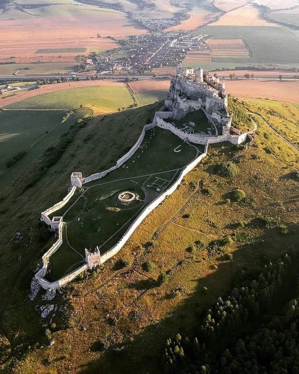 Spiš Castle (Spišský hrad) - a magnificent medieval fortress located in eastern Slovakia 🇸🇰, and it stands as one of largest castle complexes in Europe. Perched atop a hill at an elevation of 634m, it offers breathtaking views of the surrounding landscape, including lush forests