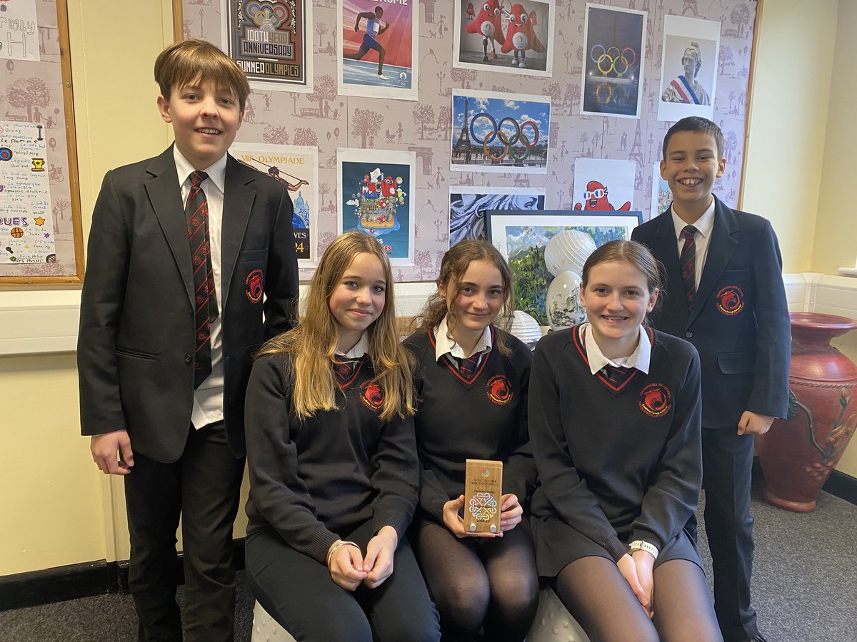 cricklanguages's tweet image. As we’re in to another year of @MFLMentoring I wanted to celebrate last year’s amazing mentees @crickhowellhs who had a wonderful experience and all continuing their international languages studies this year! Here they are showing off their award! 🇪🇸 🇫🇷 #LanguageLearning