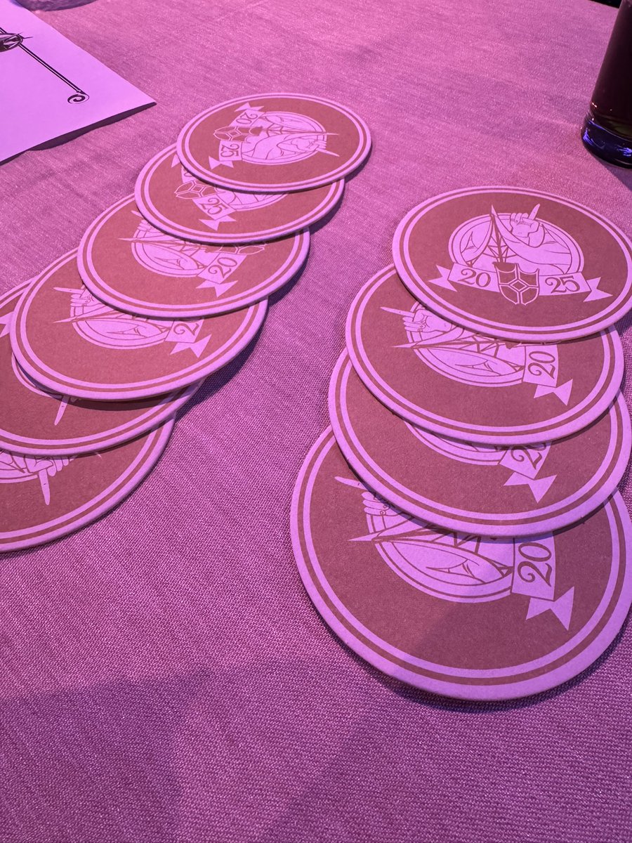 cindy_ve's tweet image. Team #DeVrolijkeNoten is klaar voor de #Efteling #PubQuiz #DeVijfZintuigen