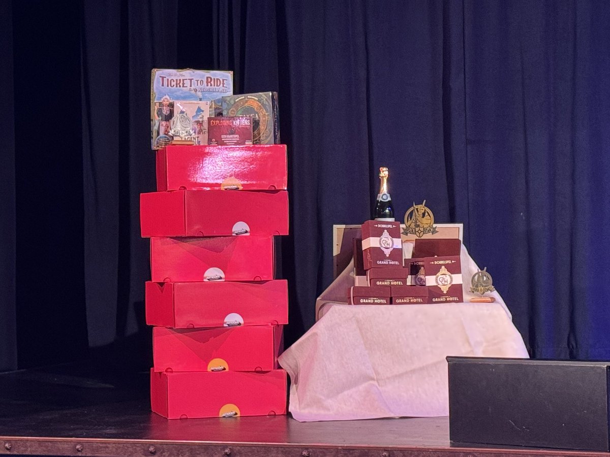 cindy_ve's tweet image. Team #DeVrolijkeNoten is klaar voor de #Efteling #PubQuiz #DeVijfZintuigen