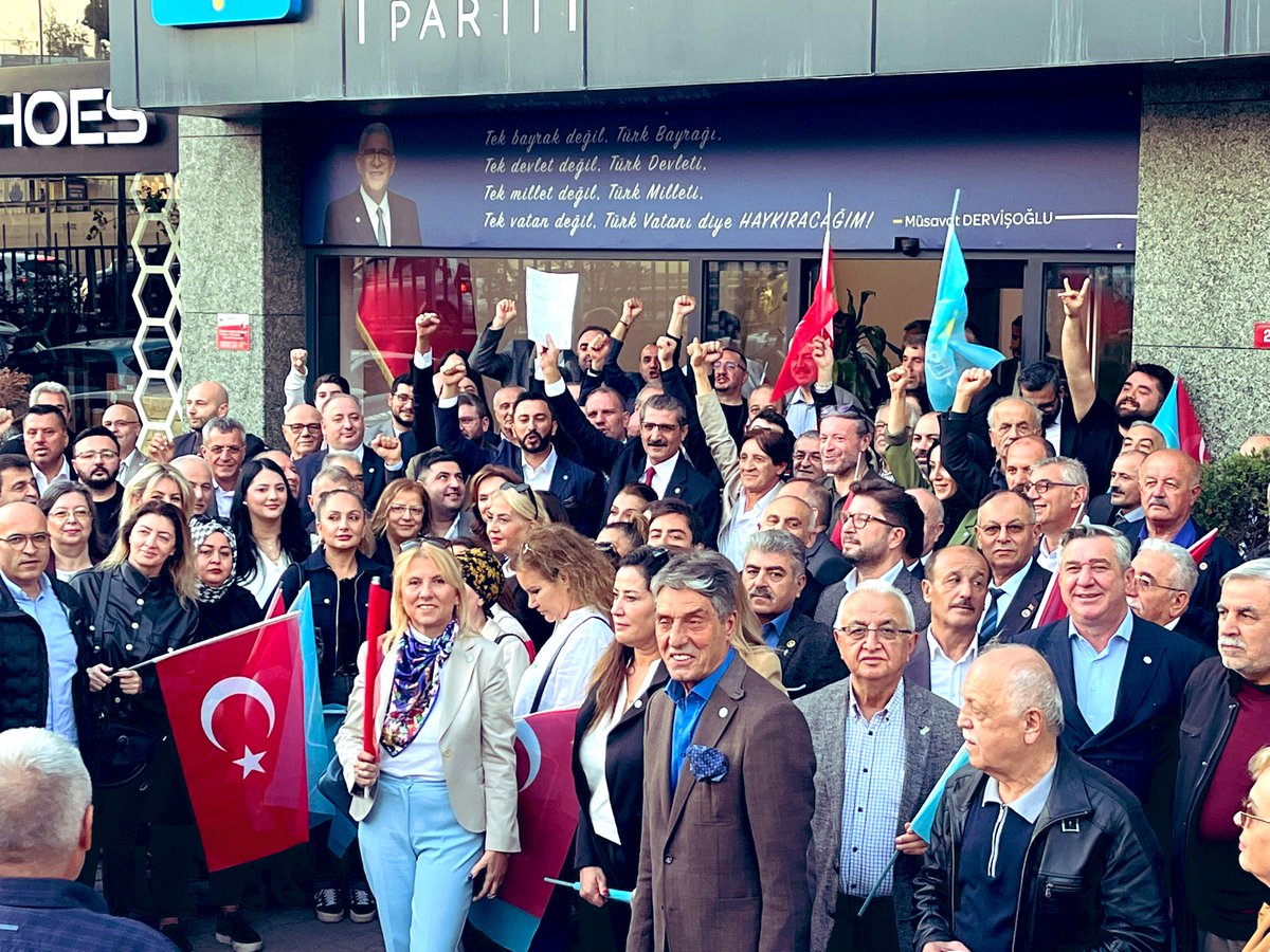 iyiparti_34's tweet photo. İYİ Parti İstanbul İl Başkanımız Sayın @Yucel_Coskun, mazbatasını alarak resmen görevine başlamıştır.

Mazbata töreninin ardından İl Başkanlığımızda teşkilat mensuplarımız tarafından coşkuyla karşılanan Başkanımız, İstanbul’da güçlü bir teşkilat yapısı ve kararlı bir çalışma programı ile yola devam edeceğini belirtmiştir.

İstanbul için çalışmaya, milletimizin sesini daha gür duyurmaya ve İYİ Parti’nin değerlerini şehrimizin her noktasında yaşatmaya kararlıyız.

Hayırlı olsun İstanbul!
#İYİParti #YücelCoşkun