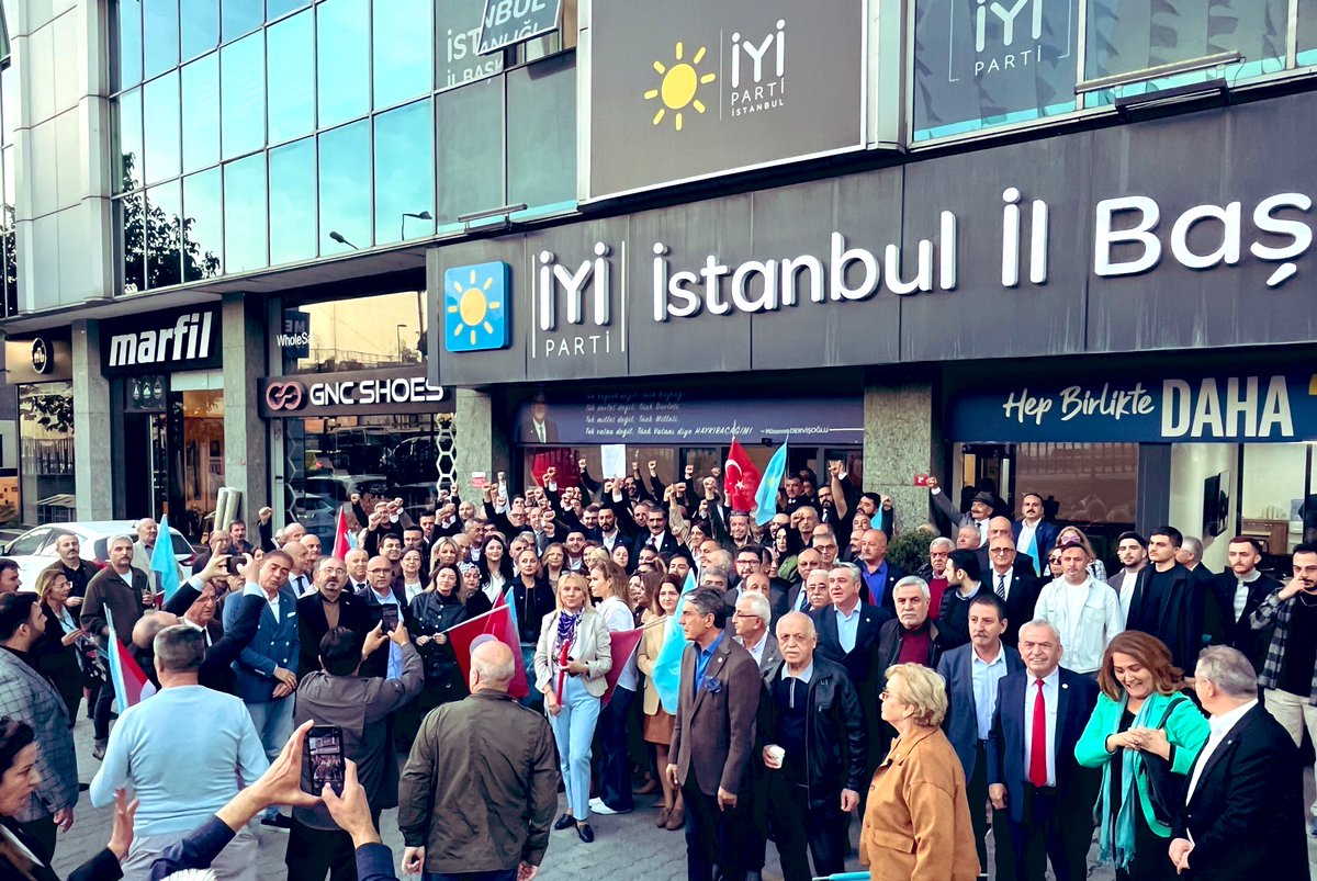 iyiparti_34's tweet photo. İYİ Parti İstanbul İl Başkanımız Sayın @Yucel_Coskun, mazbatasını alarak resmen görevine başlamıştır.

Mazbata töreninin ardından İl Başkanlığımızda teşkilat mensuplarımız tarafından coşkuyla karşılanan Başkanımız, İstanbul’da güçlü bir teşkilat yapısı ve kararlı bir çalışma programı ile yola devam edeceğini belirtmiştir.

İstanbul için çalışmaya, milletimizin sesini daha gür duyurmaya ve İYİ Parti’nin değerlerini şehrimizin her noktasında yaşatmaya kararlıyız.

Hayırlı olsun İstanbul!
#İYİParti #YücelCoşkun