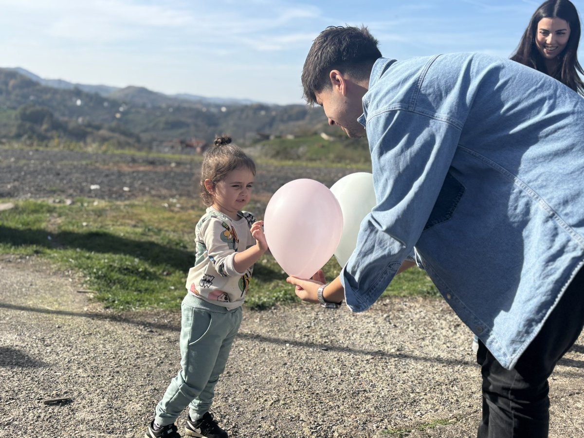 Bugün AK Gençlik Kozlu olarak Kızılcakese İlkokulu’nu ziyaret ettik. Çocuklarla keyifli oyunlar oynadık, onlara küçük hediyeler vererek yüzlerindeki gülümsemeye ortak olduk. Geleceğimizin teminatı olan çocuklarımızın her zaman yanlarında olmak en büyük mutluluk.