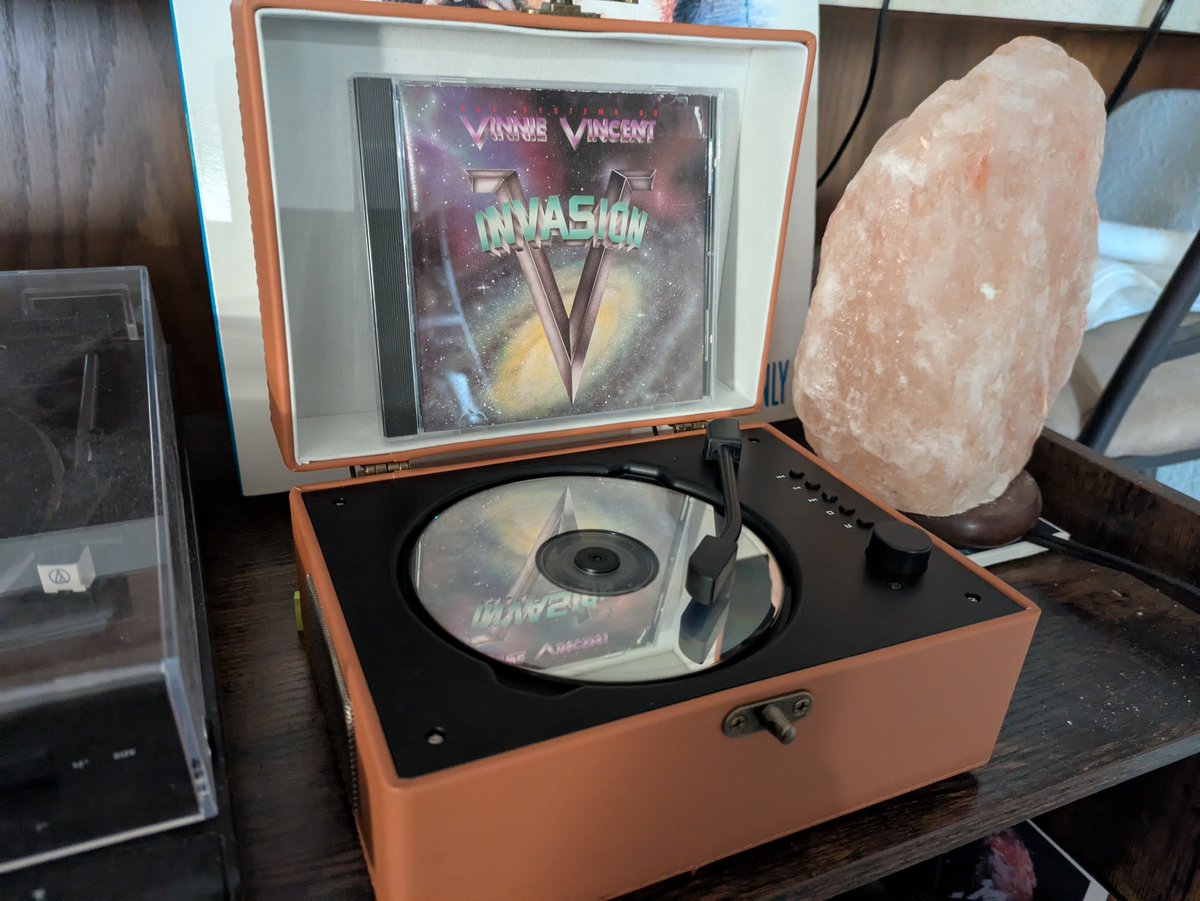 RealAvarice3's tweet image. This might be the coolest little CD player. Worth it