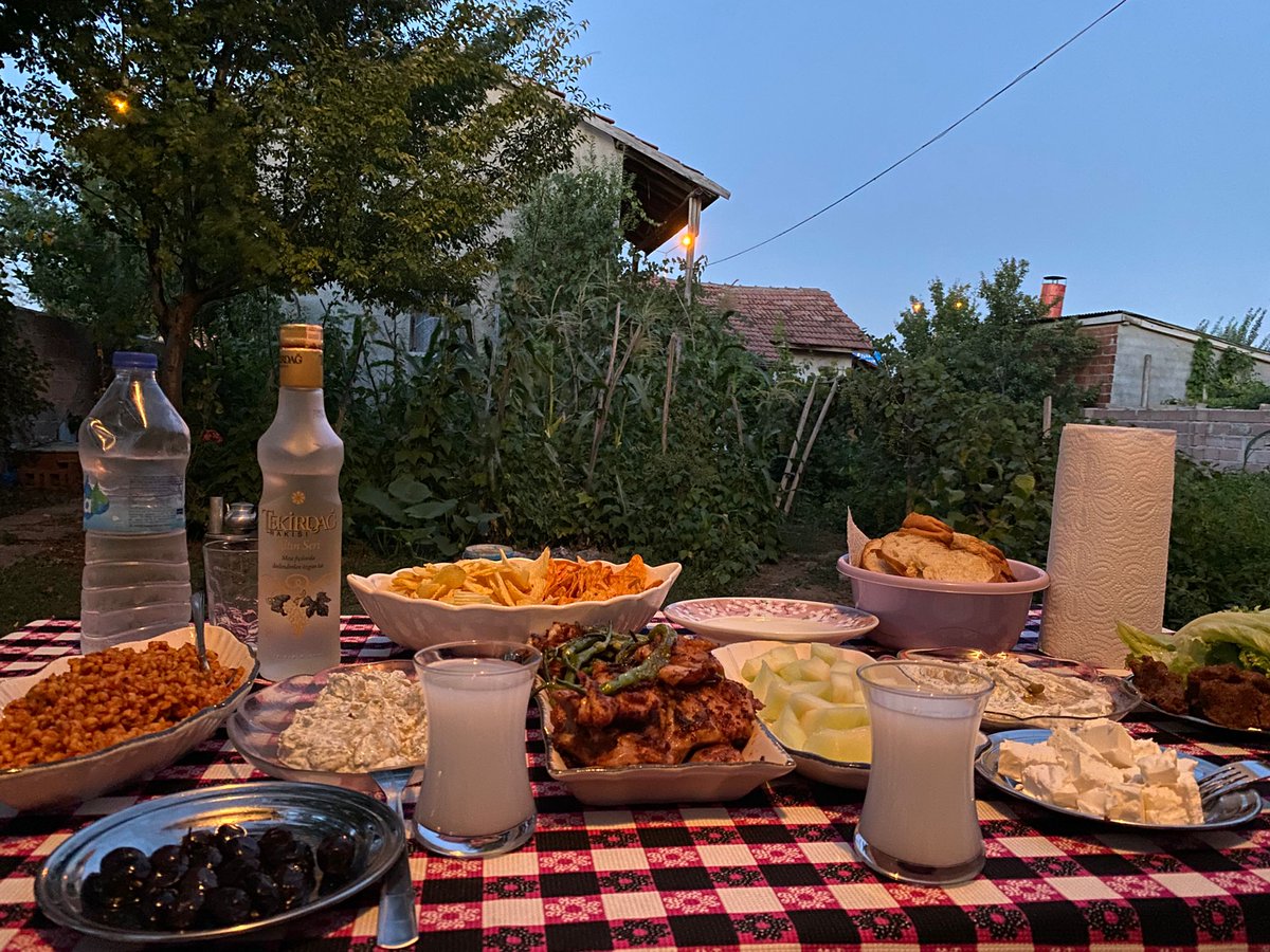 Abi ben ruhum daralınca namaz kılar Allah'a dua da ederim. Dost'umla dertleşmek yada sohbet etmek için rakı da içerim.

Amk bırakın artık insanların yaşam tarzlarına karışmayı ülke nasıl düzelecek, yozlaşma ne zaman bitecek, ekonomi nasıl çözülecek ona çözüm bulun.