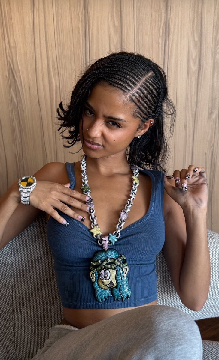 Celebrity Costume Ideas From Your Own Closet, image size:729x1199