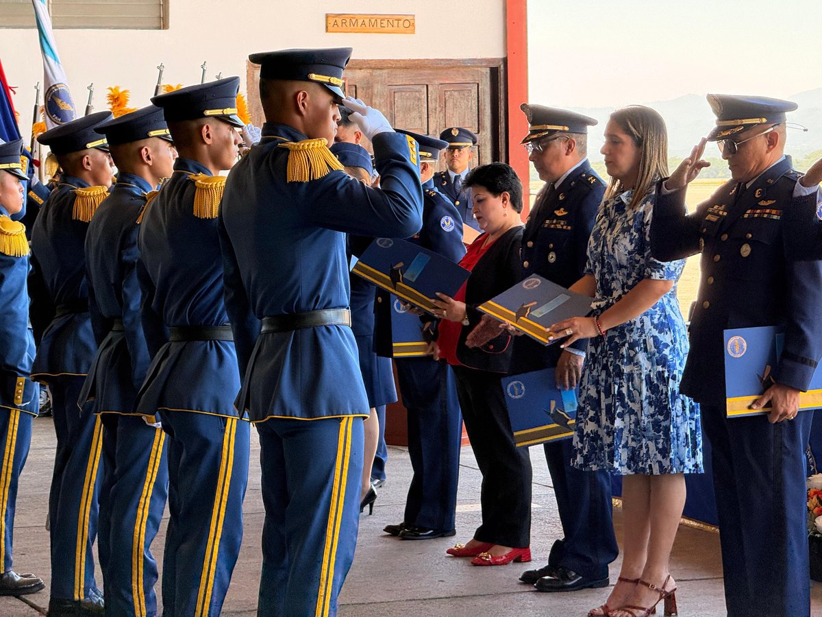 #NoticiasFAH || La Escuela de Formación de Suboficiales de la Fuerza Aérea Hondureña, llevó a cabo la Ceremonia de Graduación de los Estudiantes Técnicos de la Clase 48-A, quienes con esfuerzo y sacrificio, hoy logran obtener su tan ansiado título de Bachilleres Técnicos en