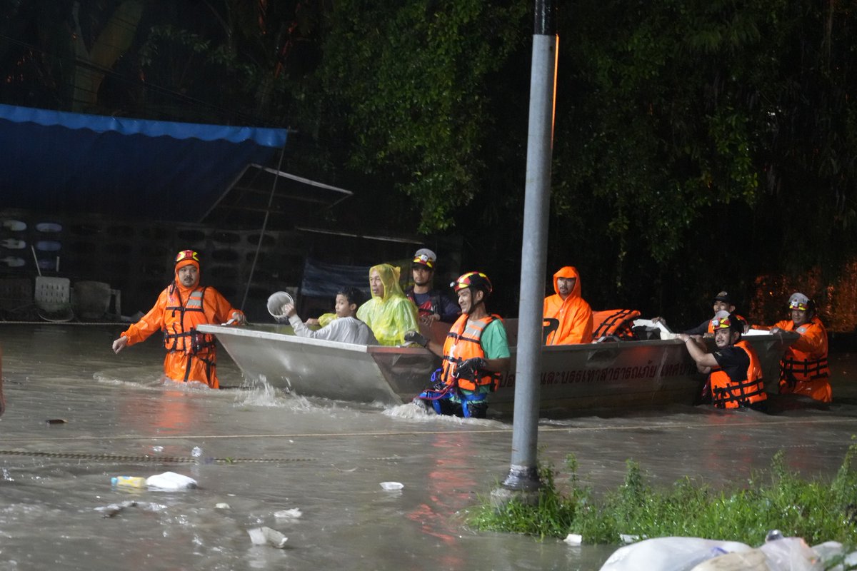 "เทศบาลนครหาดใหญ่" เผยถึงสถานการณ์น้ำบริเวณจันทร์วิโรจน์ ณ เวลา 00.24 น. (22 พ.ย.) เจ้าหน้าที่ได้เร่งเข้าช่วยเหลือประชาชนอย่างต่อเนื่อง

#สำคัญมาก ประชาชนสามารถแจ้งเหตุด่วนได้ที่ 074-200000 ตลอด 24 ชม.

#MONONews #น้ำท่วมหาดใหญ่ #น้ำท่วม68 #น้ำท่วมภาคใต้