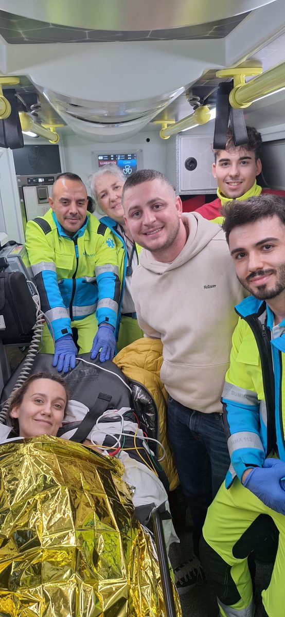 👶 Daniela tenía prisa por llegar.

El #SUMMA112 ha atendido esta tarde un parto en el garaje comunitario de un edificio en la Avenida de las Suertes de:

📍 Madrid (Vallecas).

🤱 🚑 La madre y el bebé han sido trasladadas al hospital. Ambas se encuentran en perfecto estado.