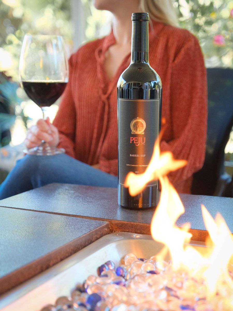 Friday evening by the fire &amp; a glass of PEJU? Don't mind if we do! 

#PEJUwinery #napavalley #winelover #winetime #redwine #cabernetsauvignon #itsfromnapa #winery #rutherford #familyowned #winetasting #visitnapavalley