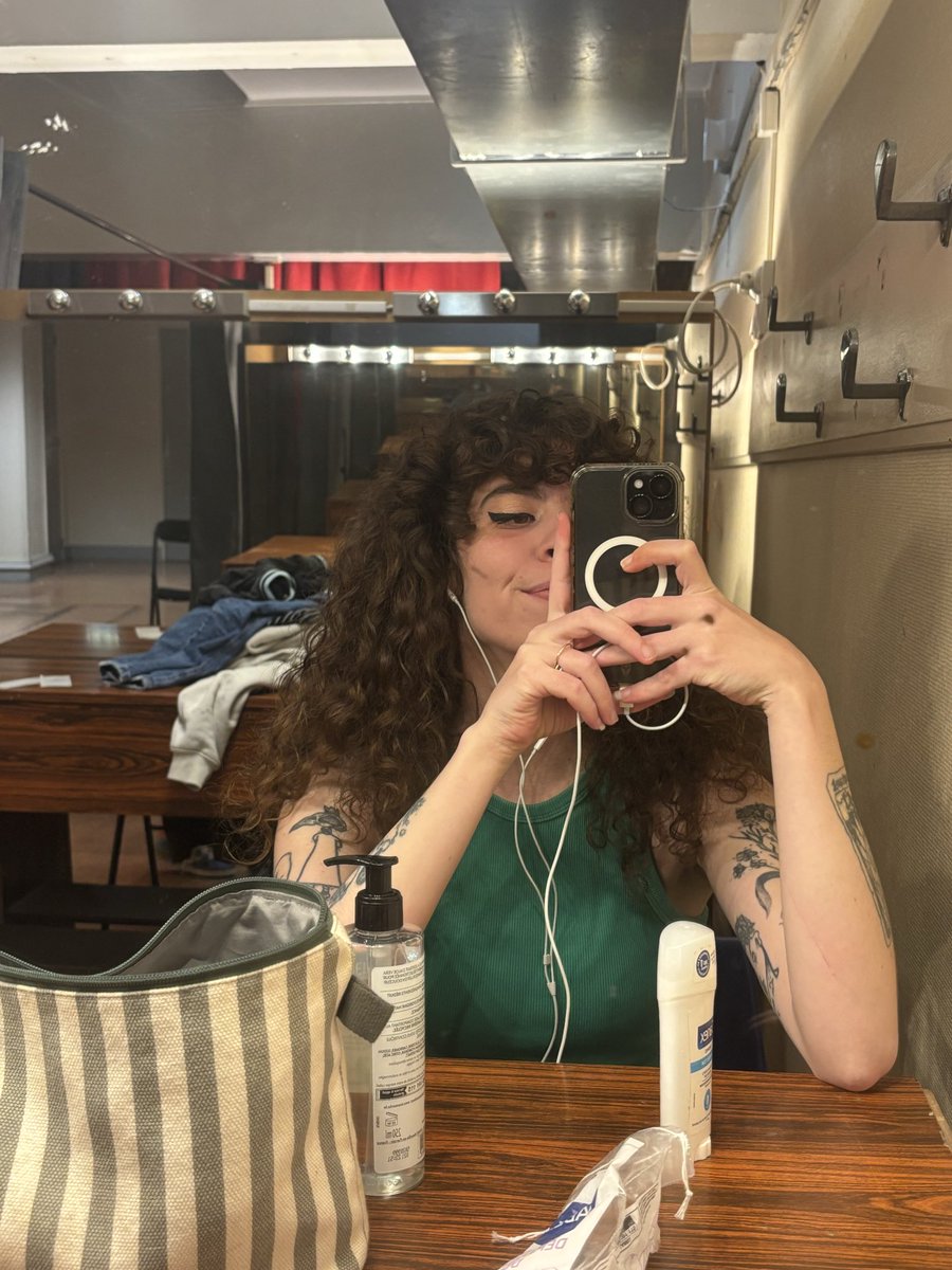 mariecchambel's tweet image. Pendant que toute l’extrême droite aboie sur moi, je suis en loge avant de jouer dans l’un des plus meilleurs théâtres publics français mdr ✌🏻