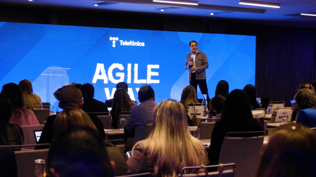 William_Navas's tweet photo. El viernes pasado vivimos algo que nos llena de orgullo: *Agile Way 2025.*
Un evento que nace con las ganas de compartir muestra historia de transformación, y que evolucionó con cada conversación, y que se hizo realidad gracias al compromiso, la colaboración y la convicción de un equipo que cree profundamente en la agilidad como modelo de trabajo y como forma de pensar.

Más de 150 líderes de diferentes sectores nos acompañaron en una jornada donde conectamos experiencias, aprendizajes y visiones sobre liderazgo, innovación y transformación organizacional.

Quiero agradecer especialmente al equipo del COE de Agilidad y Digitalización por liderar esta iniciativa con tanta dedicación, y a todas las áreas que se sumaron para que esto fuera posible: B2B, B2C, OPT, Comunicaciones y Mercadeo

Esto demuestra algo clave:
cuando trabajamos alineados, con propósito y con foco común, somos capaces de construir experiencias que realmente generan impacto.

Gracias a los panelistas, invitados y speakers por enriquecer este espacio con sus historias y perspectivas.
Y gracias a cada persona que hizo parte de este esfuerzo.
El resultado habla por sí solo.

Seguimos construyendo, seguimos evolucionando.
Este es solo un capítulo más en el camino hacia una Telefónica más ágil, más colaborativa y más humana.