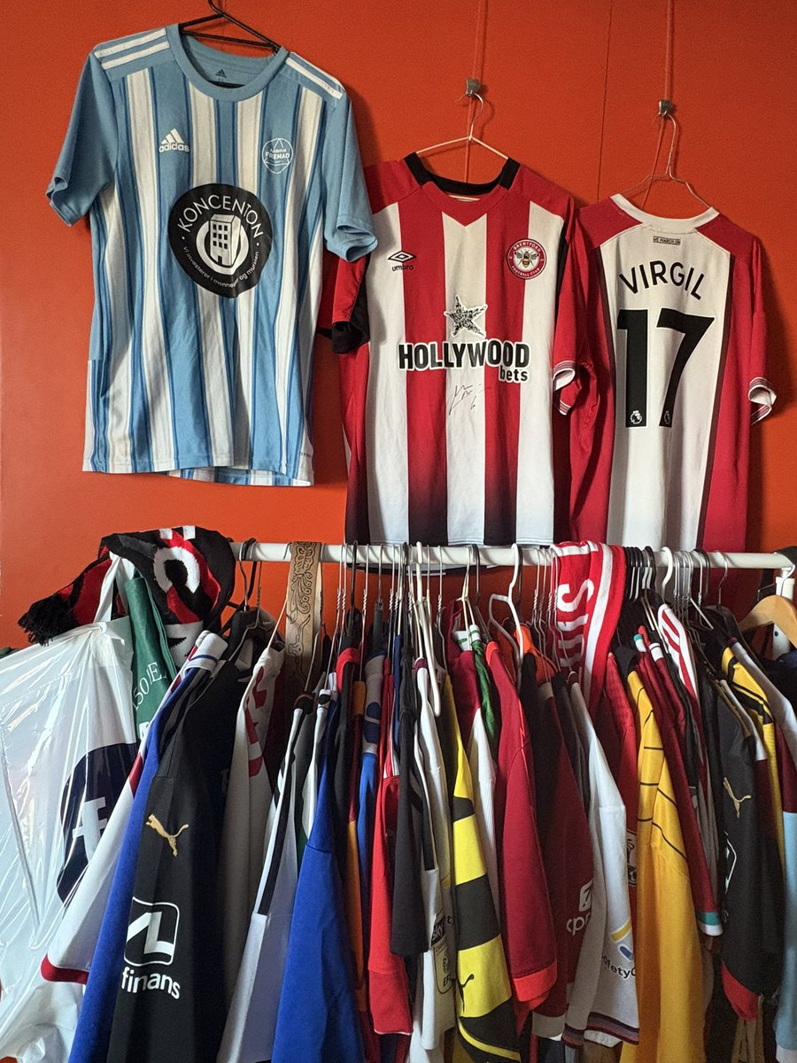 sorinetheturtle's tweet image. det værste ved at skulle ud ad døren, er at finde ud af hvilken trøje jeg skal tage på