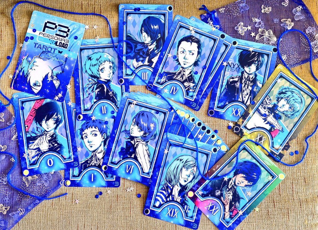 Straruberry's tweet image. Llegó el día gente... ¡EL TAROT DE #Persona3Reload YA ESTÁ AQUÍ! 💙🦋🩵🎧🌕

Emocionada al ver lo ✨️MARAVILLOSO✨️ que ha quedado todo el trabajo de más de tres meses... Ni las mejores fotos le hacen justicia 😭🤌🏻

¿Qué os parece? Yo estoy desmayada de verdad LO AMO!🙏🏻🙏🏻 (+)