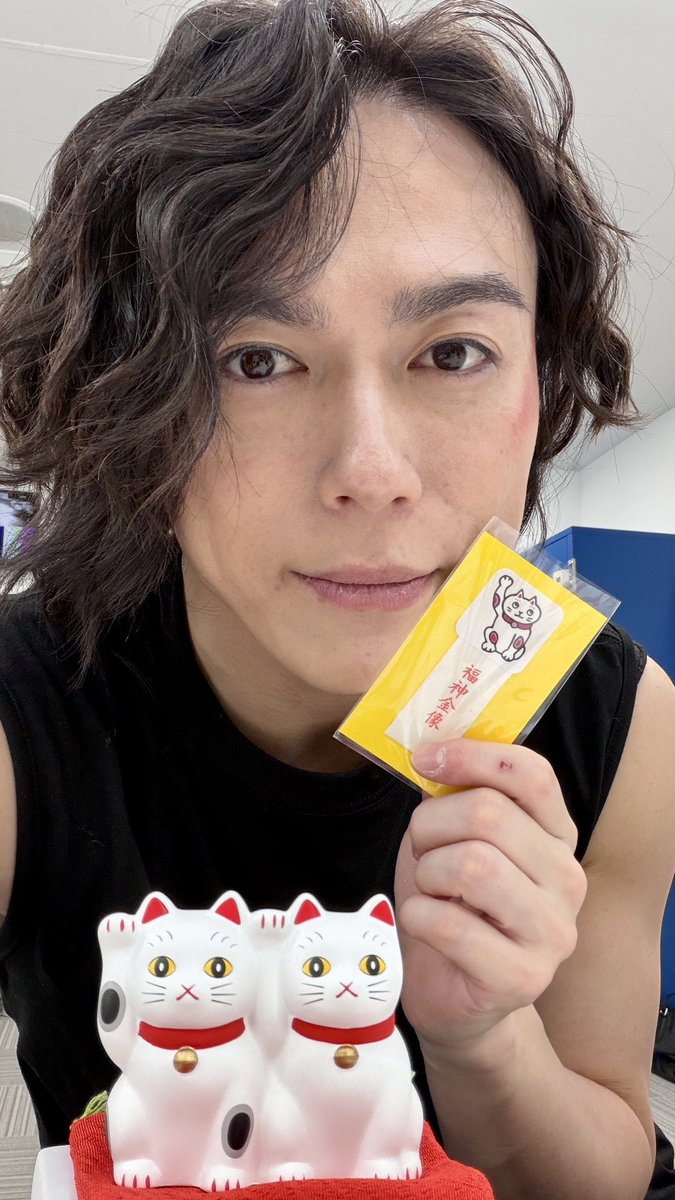 SHUNSHIOYA's tweet photo. 🌙 舞台『素敵なカミングアウト2025』初日、無事に幕が開きました。

初日を迎えられたこと——
それは決して当たり前ではなく、
今日まで関わってくださったすべての方の力が重なって生まれた“奇跡の瞬間”でした。

客席に広がったあたたかな空気、
笑いの波が伝播していく気配、
ふと訪れる静かな余韻。
どれも、この作品ならではの温度でした。

道彦という役は、家族の中にそっと隠れている想いを照らす存在。
誰かの心を軽くしたり、誰かの痛みを分かち合ったり——
そんな小さな光を届けられたらと思いながら舞台に立っています。

初日からすでに“家族”のような関係性が生まれていて、
このチームで最後の日まで走り抜けることが今はただ楽しみです。

ご来場くださった皆さま、
応援してくださる皆さま、
本当にありがとうございます。

明日からのステージも、
あなたの心にそっと寄り添うような時間を届けられますように。

引き続き、『素敵なカミングアウト2025』をよろしくお願いいたします。

#素敵なカミングアウト2025
#舞台初日 #俳優 #塩谷瞬