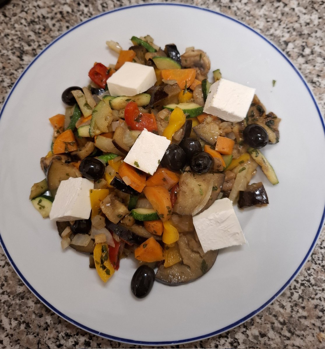 N'Abend 😀
Heute gibt es eine bunte Gemüsepfanne🥕🫑🥒🍆🫚🍄‍🟫
Möhren, Aubergine, Zucchini, Paprika, Champignons, Ingwer, Kohlrabi, Zwiebel, Feta, Oliven Petersilie, Salz, Pfeffer, Kümmel, Knoblauchpulver 😋