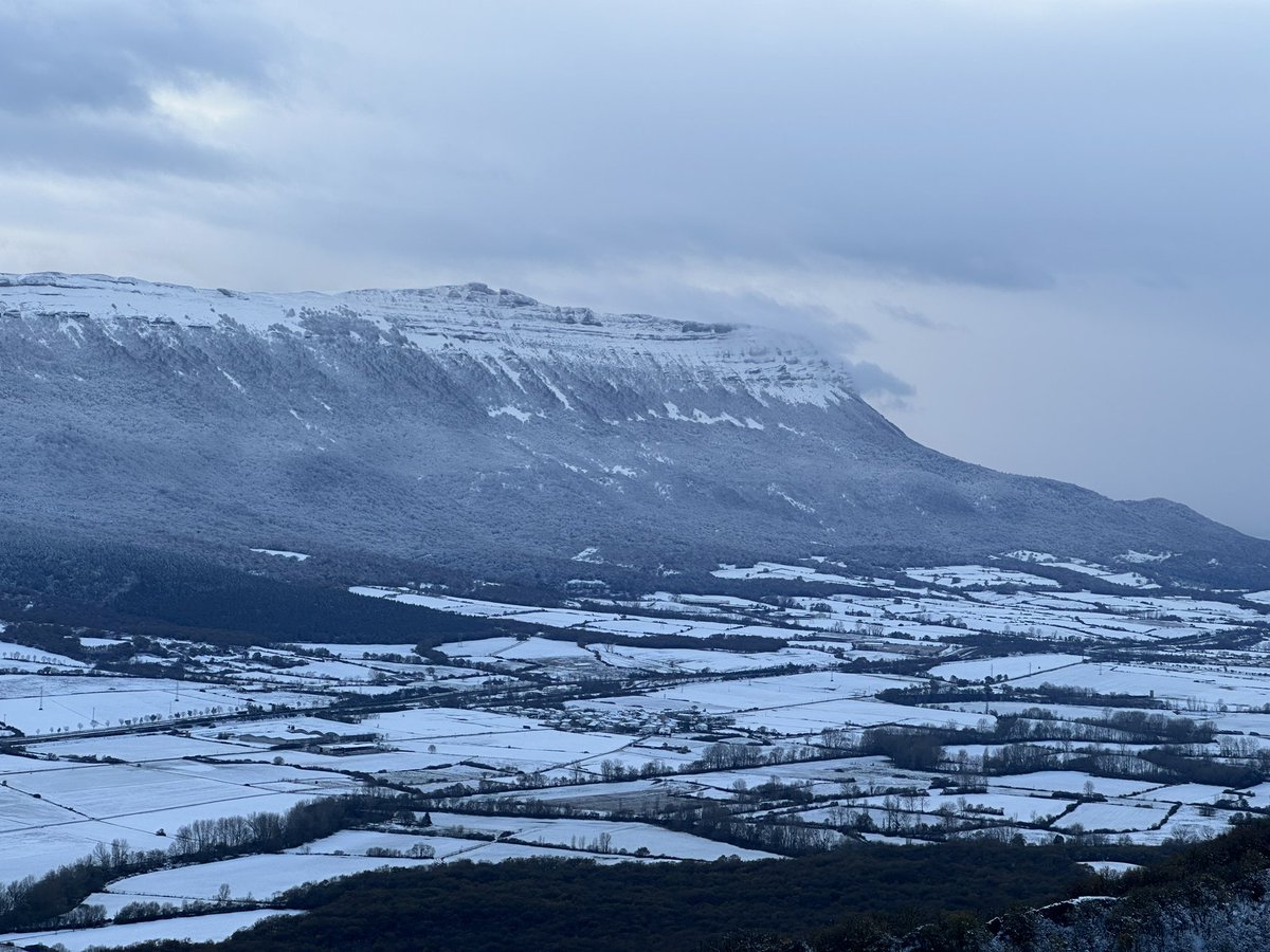 Nevada muy elegante en #Gaztelu #Txurregi #Satrústegi #Beriain y el corredor del Arakil aún bien blanco con las últimas luces del día