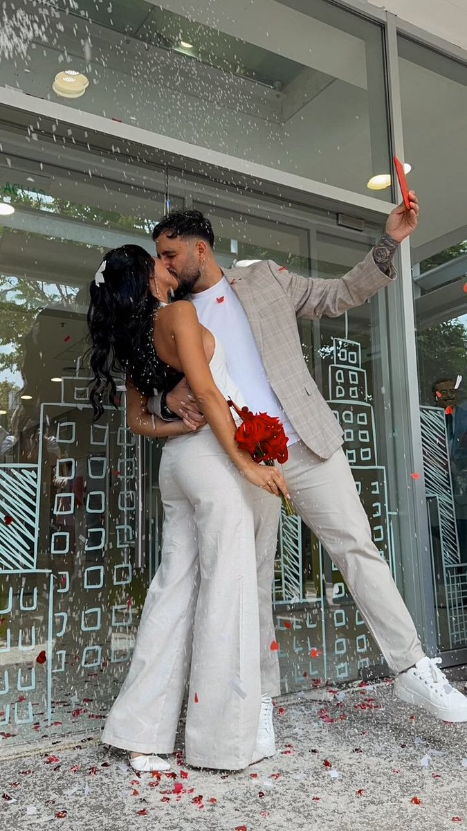 MeeeeliLopez's tweet photo. Y un día, ese chico que conocí gracias a River, se convirtió en mi esposo 🤍❤️🤍 https://t.co/GNoA0TiZ8G