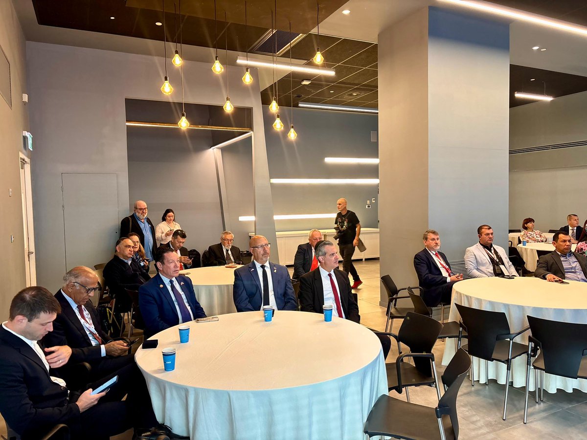 CarlosPinedoC's tweet photo. Visitamos la Bolsa de Valores de Israel, un espacio donde se impulsa la innovación, la tecnología financiera y el desarrollo de soluciones que están transformando ciudades en todo el mundo.

Durante el recorrido, entregamos la Moneda Conmemorativa de los 500 Años de Santa Marta, un símbolo de nuestra historia y de la proyección internacional de la ciudad.

La Conferencia Internacional de Alcaldes, organizada por @AJCongress nos ha permitido conocer plataformas de inversión, sistemas de seguridad financiera y modelos de transformación digital que inspiran nuevas oportunidades de crecimiento.

#TransformandoSantaMarta