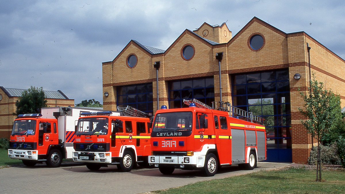 DaleyFireFotos's tweet image. A bit of a #throwback to the 1990's and the former Great Holm Fire Station, Milton Keynes which closed in 2019 and a replaced by a station at West Ashland. 
Here, Volvo and Leyland appliances are seen in service. #MiltonKeynes @bucksfirerescue