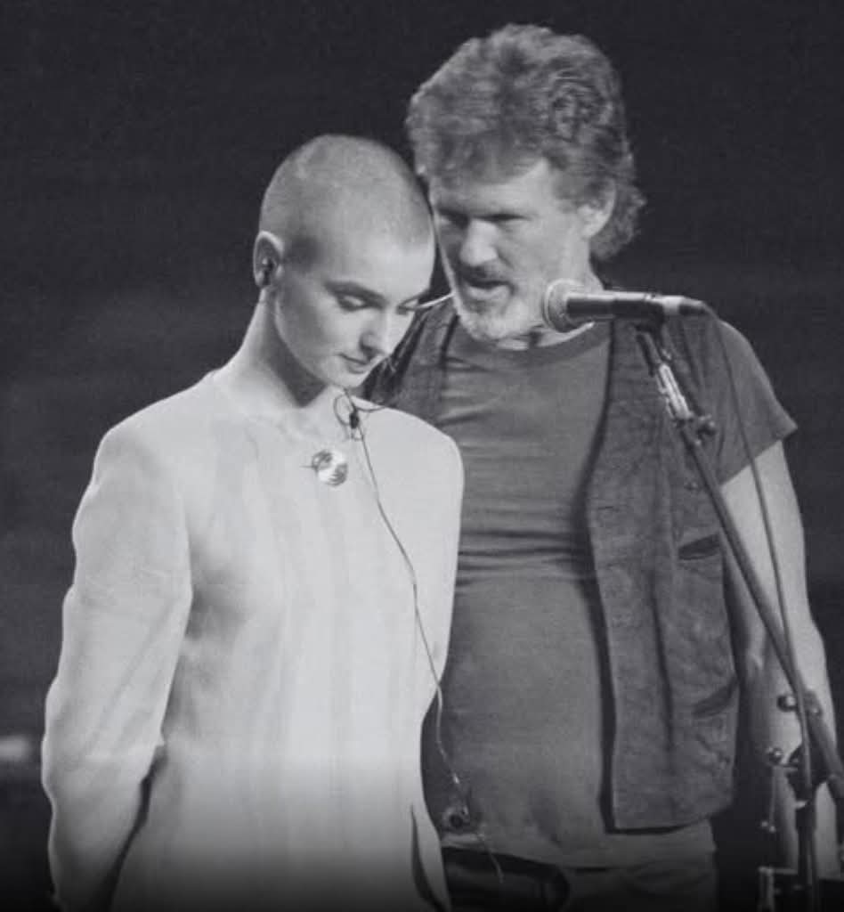 Spitze_Zunge_'s tweet image. Als Sinéad O’Connor am 16. Oktober 1992 die Bühne des Madison Square Garden betrat, war sie erst 25 Jahre alt – und schon eine der berühmtesten Stimmen der Welt. Aber an diesem Abend warteten keine Fans auf sie, sondern ein wütender Mob.

Zwei Wochen zuvor hatte sie bei „Saturday…