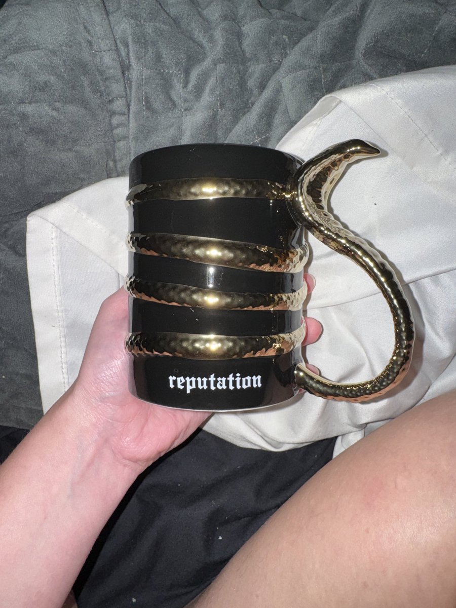 swiftie1307's tweet image. So cool news is I actually got the mug! No surprise kitty